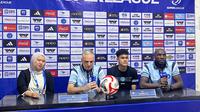 Pelatih PSBS Biak, Marian Mihail (dua dari kiri) pada sesi konferensi pers usai laga kontra Arema FC. Tampak Claudio Beckham (dua dari kanan), pemain muda yang dimiliki PSBS. (Bola.com/Ana Dewi)