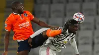 Pemain Istanbul Basaksehir, Demba Ba, berebut bola dengan pemain Manchester United, Axel Tuanzebe, pada laga Liga Champions di Stadion Fatih Terim, Kamis (5/11/2021). MU takluk dengan skor 2-1. (AP Photo)