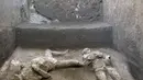 Para arkeolog menemukan sisa jasad dua penduduk kota kuno Romawi Pompeii, seperti diumumkan otoritas arkeologi Italia pada Sabtu (21/11/2020). Dua jasad itu diperkirakan berasal dari tahun 79 M saat Pompeii dilanda letusan gunung berapi hingga menghancurkan kota (Parco Archeologico di Pompei via AP)