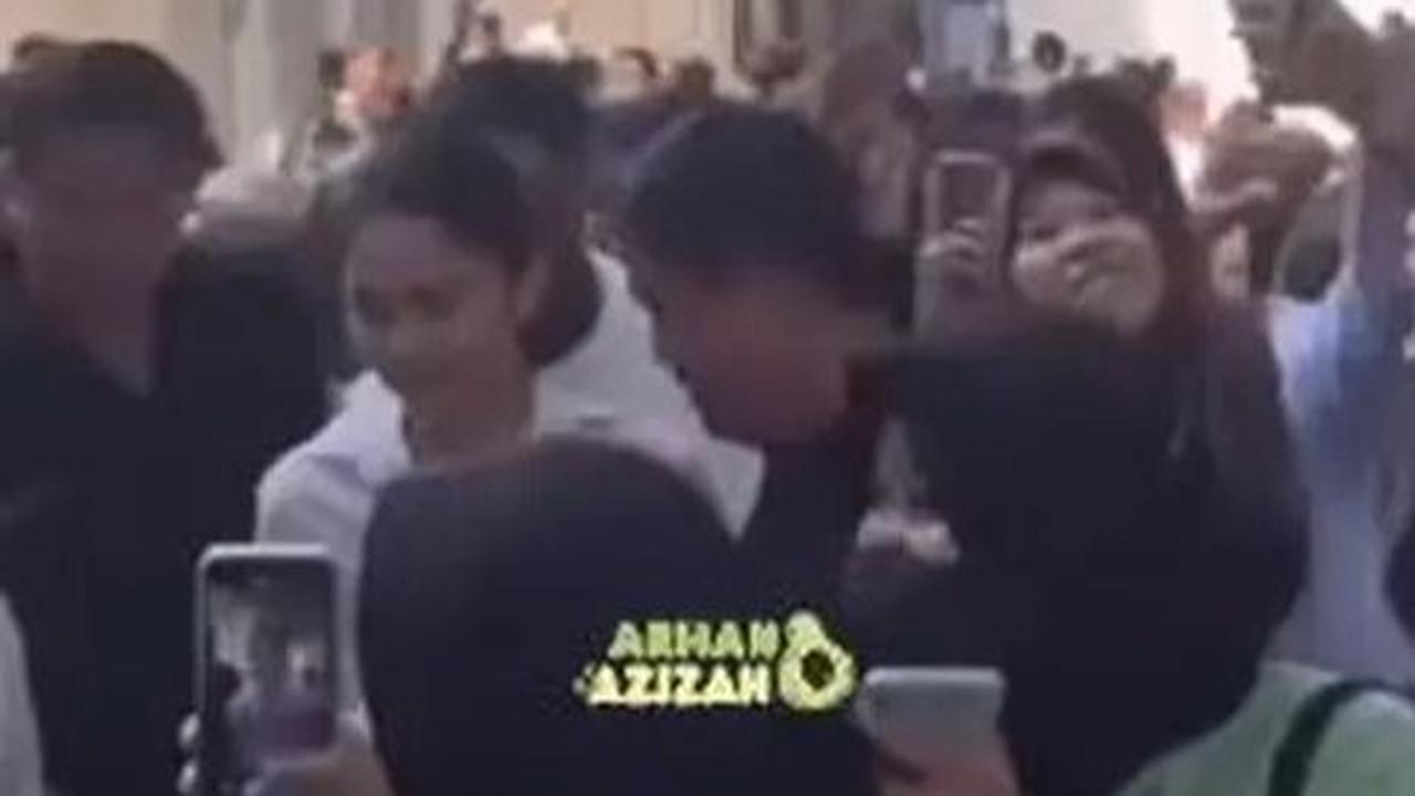 Suasana kampus jadi ramai dengan mahasiswa yang ingin foto bareng Arhan dan istrinya.