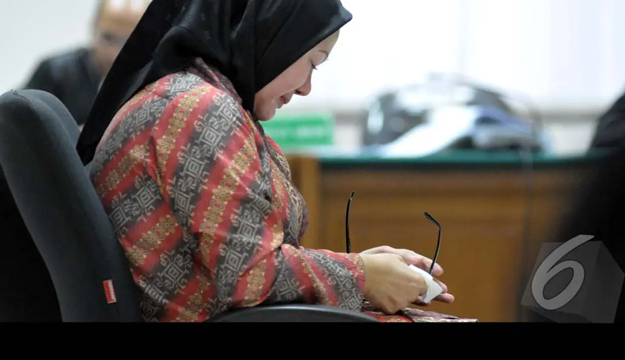 Dalam pembelaannya, Atut mengaku kaget mendapat 'hadiah' berupa tuntutan pidana 10 tahun penjara dan pencabutan hak politik dari jaksa, Pengadilan Tipikor Jakarta, Kamis (21/8/2014) (Liputan6.com/Panji Diksana)