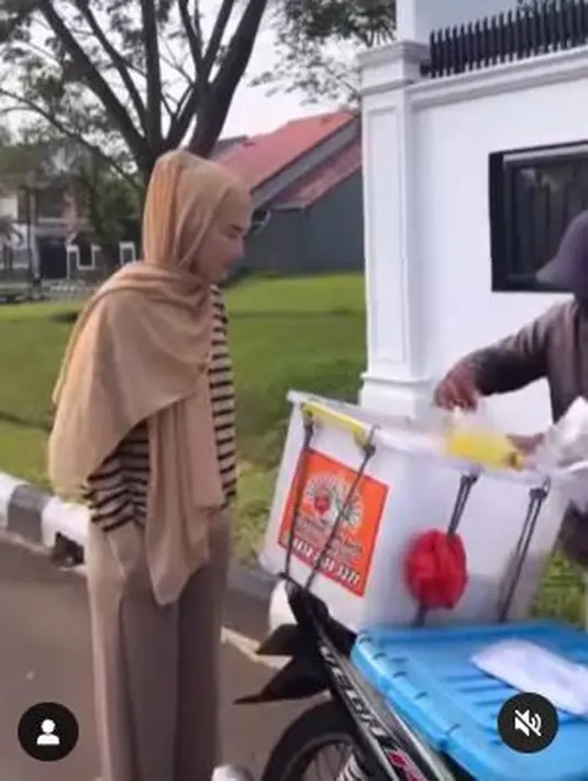 Sekedar membeli tahu di depan rumah, ibu tiga anak ini sudah tak lagi mengumbar rambutnya. Ia memilih memakai hijab berwarna cokelat, senada dengan pakaiannya. (Foto: Instagram/@steviagnecya)