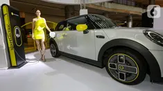 Model berpose di samping mobil MINI Electric pada peluncuran MINI Electric di PIK Avenue Jakarta (08/06/2022). MINI Indonesia hadirkan kendaraan full listrik premium dalam dua varian yaitu MINI Electric dan MINI Electric Collection dengan motor listrik 135 kW/184 hp dan tenaga maksimum 270 Nm. (Liputan6.com/Fery Pradolo)