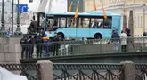 Pekerja darurat menarik bus dari air setelah jatuh ke Sungai Moyka di St. Petersburg, Rusia, Jumat (10/5/2024). (AP Photo/Dmitri Lovetsky)