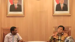 Ketua DPR RI Setya Novanto (kanan), menerima kunjungan Wakil Ketua DPRD Nusa Tenggara Timur, Gabriel Beri Bina, Jakarta, Jumat (19/12/2014). (Liputan6.com/Andrian M Tunay) 