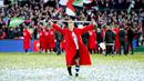 Dirk Kuyt saat merayakan kemenangan timnya, Feyenoord meraih gelar juara Piala Belanda di The Kuip stadium, Rotterdam, Belanda (24/4/2016).   (EPA/Olaf Kraak)