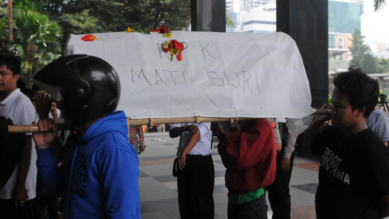 [FOTO] Dianggap Mati Suri, KPK Dapat Kiriman Keranda