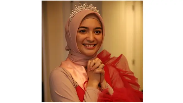 Citra Kirana terlihat cantik dan anggun dengan mahkota di kepalanya.