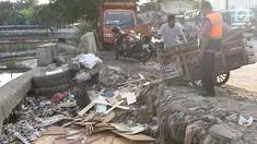 Warga membuang sampah di sekitar pintu air Kali Item, Kemayoran, Jakarta, Selasa (2/10). Tidak tersedianya tempat pembuangan menyebabkan warga membuang sampah di lokasi tersebut sehingga menimbulkan bau tidak sedap. (Liputan6.com/Immanuel Antonius)