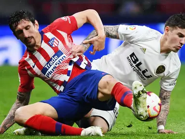 Stefan Savic (kiri) merupakan salah satu pemain dibalik kokohnya pertahanan Atletico Madrid. Hal tersebut dibuktikan ketika skuat asuhan Diego Simione hanya kemasukan 25 gol dari 38 laga pada musim lalu dan mengantarkan Los Rojiblancos juara Liga Spanyol musim 2020/2021. (Foto: AFP/Gabriel Bouys)