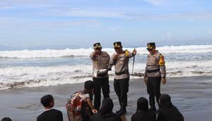Kapolres Sukabumi, AKBP Samian patroli di pinggir pantai palabuhanratu. (istimewa)