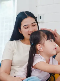 Slow parenting adalah cara mengasuh anak dengan lebih sadar, tidak terburu-buru, dan tidak terobsesi pada pencapaian atau kesempurnaan. [Dok/freepik.com/tirachardz]