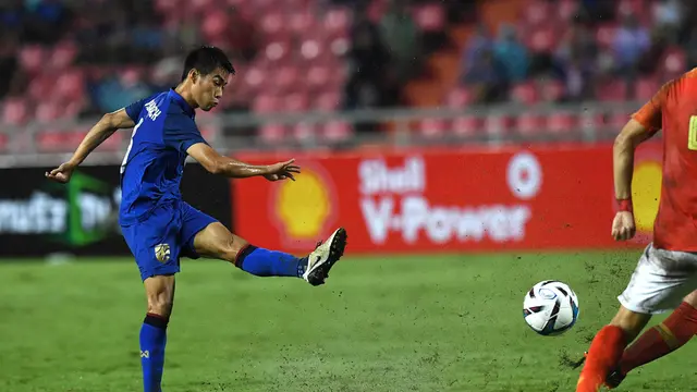 Pemain Thailand Sarach Yooyen (no 6)