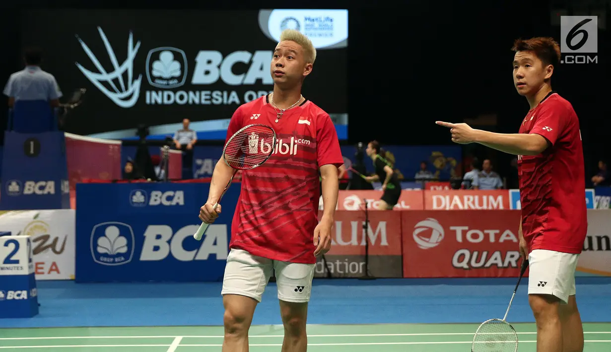 Ganda Putra Indonesia, Kevin Sanjaya Sukamuljo/Markus Gideon saat laga melawan Kim Astrup/Anders S Rasmussen (Denmark) di Babak 32 Besar Indonesia Open 2017 di Jakarta, Rabu (14/6). Kevin/Markus kal;ah 16-21, 16-21. (Liputan6.com/Helmi Fithriansyah)