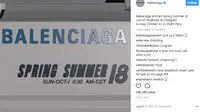 Hasil kerja sama Crocs dan Balenciaga muncul di Paris Fashion Week pada show Balenciaga Spring/Summer 2018. Penasaran? (Foto: Instagram /@balenciaga)