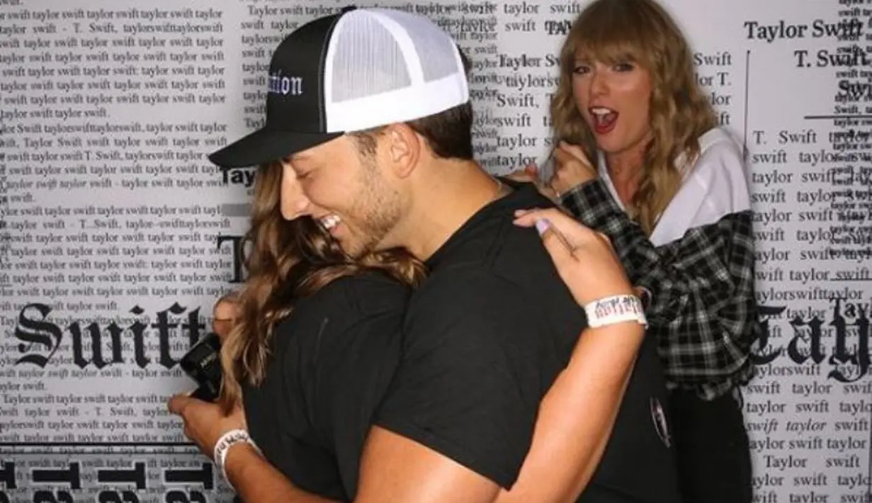 Momen tersebut pun berhasil diabadikan lewat kamera dan wajah terkejut Taylor Swift sangatlah lucu. (instagram/taylorswift)