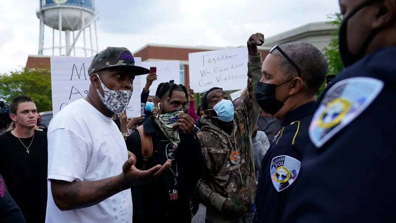 Orang-orang berbicara dengan polisi selama protes di Elizabeth City, NC, setelah seorang deputi menembak mati seorang pria kulit hitam pada Rabu (21/4/2021).