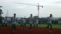 Para pemain Surabaya United mulai ditempa fisiknya sebagai modal meraih prestasi di tahun 2016. (Bola.com/Zaidan Nazarul)