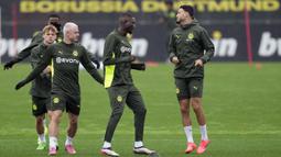Ramy Bensebaini (kanan) dan para pemain Borussia Dortmund melakukan latihan menjelang laga lanjutan Liga Champions 2024/2025 melawan Real Madrid di tempat latihan Dortmund, Jerman, 21 Oktober 2024. (AP Photo/Martin Meissner)