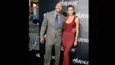 Dwayne Johnson memeluk tubuh kekasih dari pesepak bola asal Portugal, Irina Shayk di premiere film Hercules di Hollywood, California, (23/7/14) (REUTERS / Danny Moloshok)