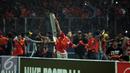 Suporter Persija melempari petugas kepolisian saat terlibat kericuhan pada laga lanjutan Torabika Soccer Championship presented by IM3 Ooredoo antara Persija melawan Sriwijaya FC diStadion GBK Jakarta, Jumat (24/6). (Liputan6.com/Helmi Fithriansyah)