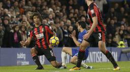 Aksi pemain Bournemouth, Nathan Ake (kiri) menghalau bola sepakan Pedro pada lanjutan Premier League di Stamford Bridge, London, (31/1/2018). Chelsea kalah 0-3. (AP/Tim Ireland)