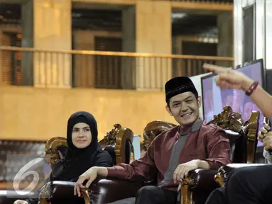 Akris Dude Herlino dan Astri Ivo saat menghadiri Peringatan Nuzulul Quran dengan tema ‘Masuk Syurga Sekeluarga’ di Masjid Istiqlal, Jakarta, Jumat (3/7/2015). Dalam acara tersebut diluncurkan “Gerakan Jakarta Mengaji”. (Liputan6.com/Helmi Afandi)