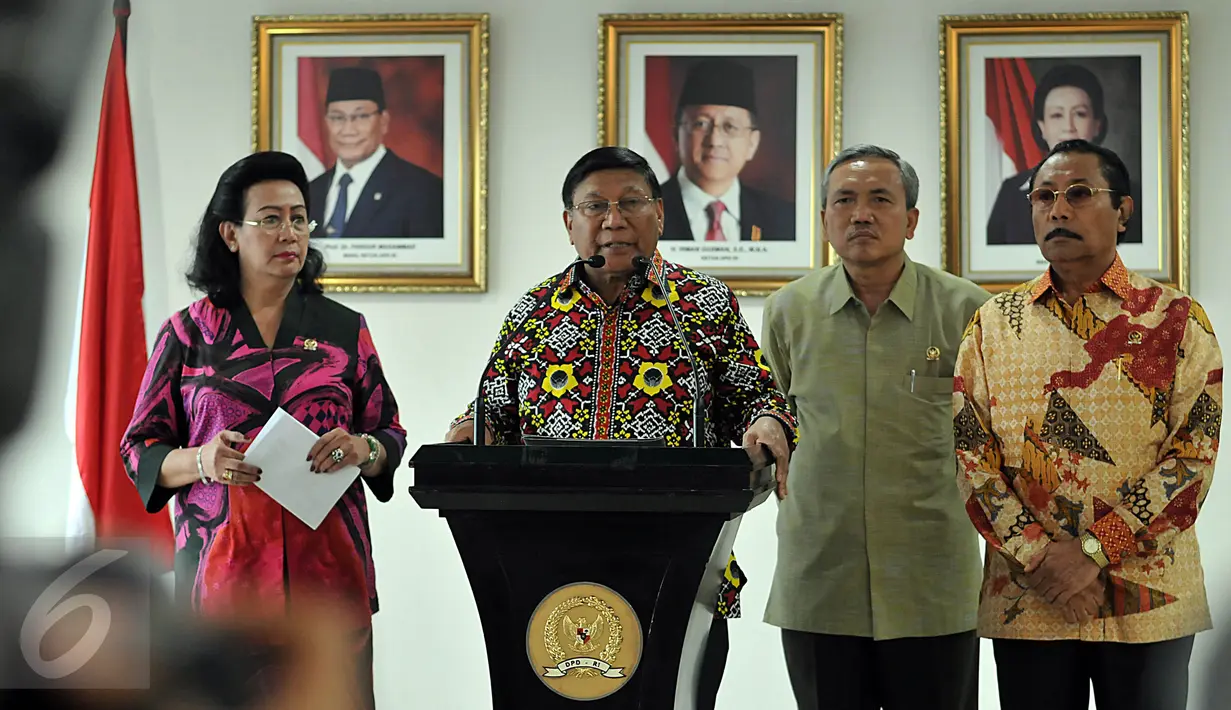 Wakil Ketua DPD, Farouk Muhammad (kedua kiri) saat konferensi pers tentang GBHN di Senayan, Jakarta, Selasa (12/1/2016). DPD mendukung ide pengaktifan kembali GBHN oleh Megawati Soekarno Putri dalam Rakernas PDIP. (Liputan6.com/Johan Tallo) 