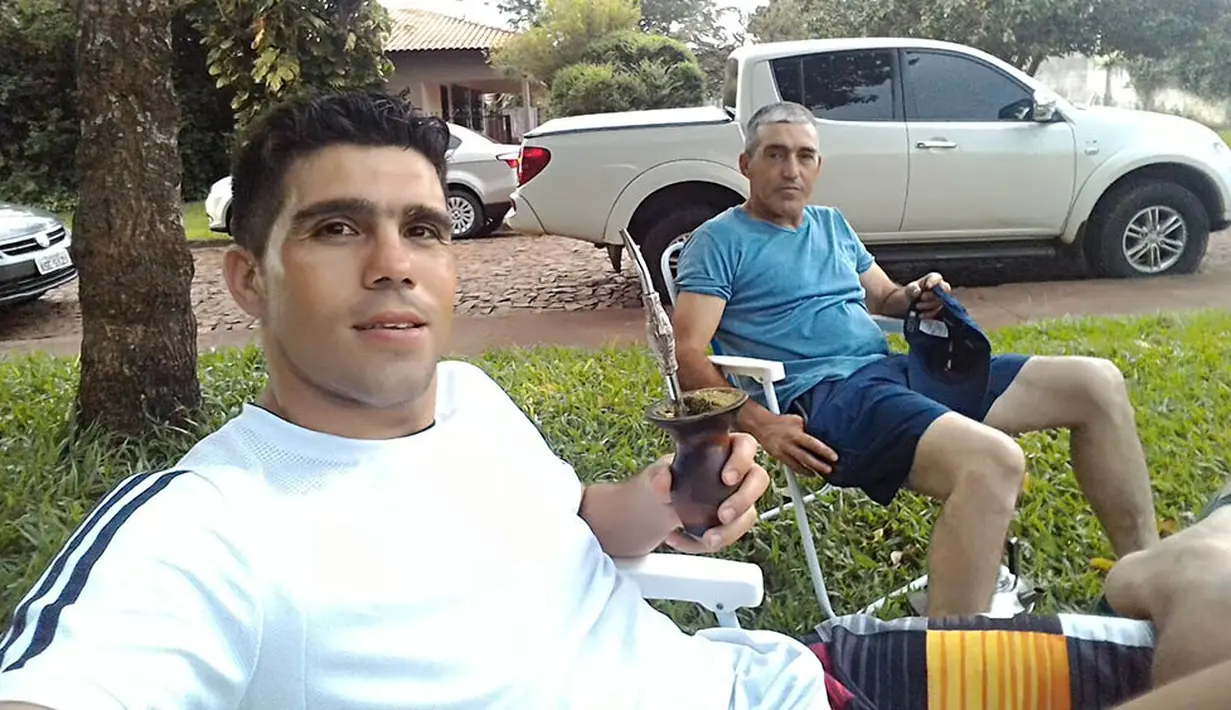 Fabiano Beltrame tampak santai saat melakukan selfie bersama pamannya Foz do Iguacu, Brasil. (Dok. Pribadi)