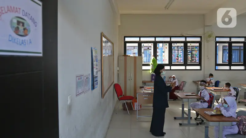 Suasana Uji Coba Pembelajaran Tatap Muka di SDN Kalisari 05 Jakarta