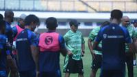 Caretaker Persib Bandung, Yaya Sunarya saat memimpin skuadnya berlatih, Senin (17/7/2023). (Bola.com/Erwin Snaz)