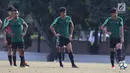 Pemain Indonesia U-19, Aji Kusuma (tengah) jelang laga internal di Lapangan A Kompleks GBK, Jakarta, Rabu (3/10). Latihan ini persiapan penentuan skuat utama Timnas Indonesia di Piala Asia U-19. (Liputan6.com/Helmi Fithriansyah)