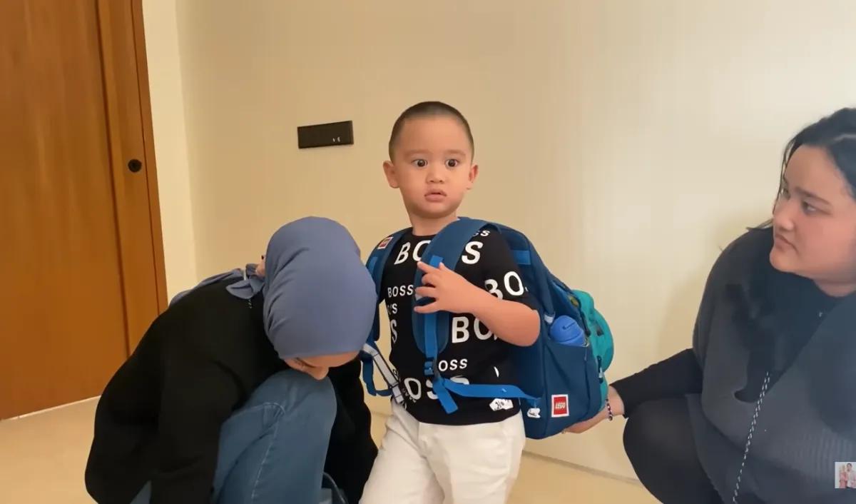 Penampilan terbaru Athar langsung banjir komentar dari netizen. Athar ramai disebut begitu ganteng.