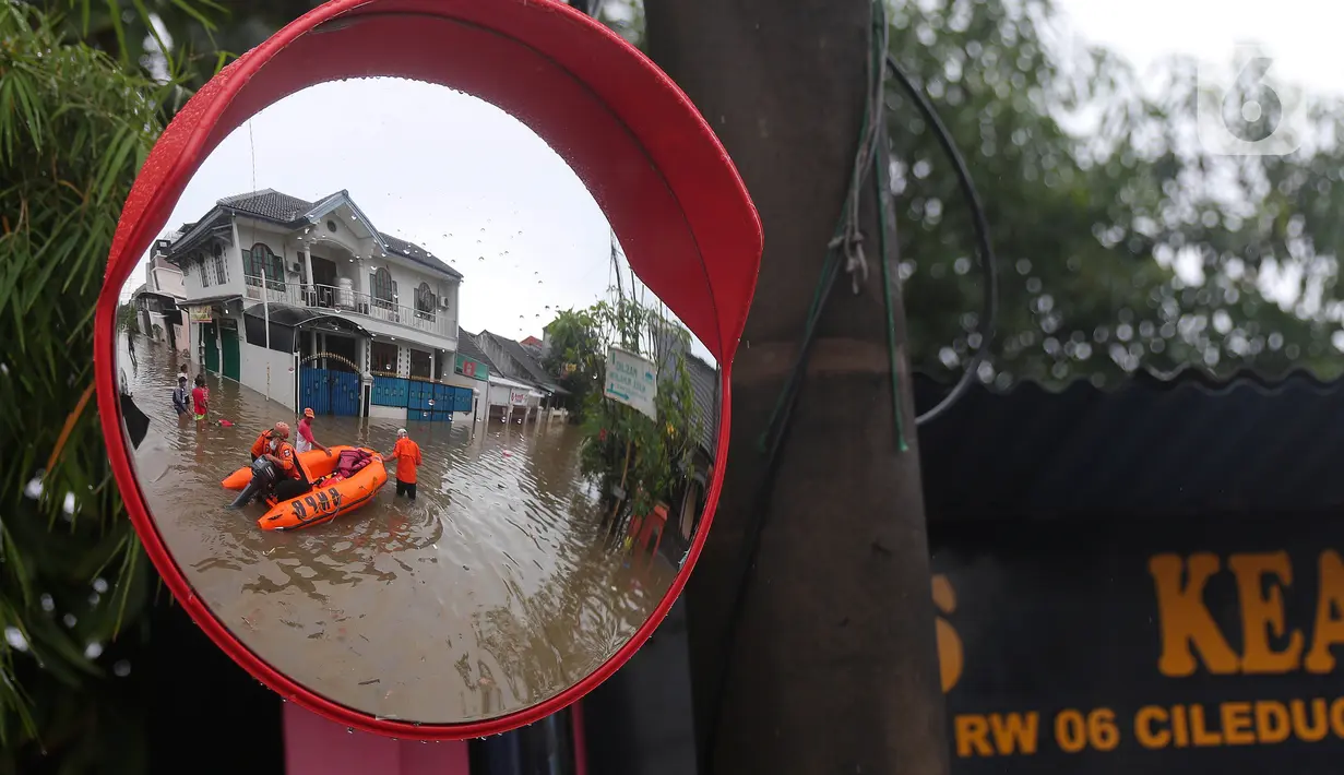 <p>Tim SAR membawa perahu karet untuk mengevakuasi korban banjir di Perumahan Ciledug Indah 1 dan 2, Kota Tangerang, Banten, Sabtu (16/7/2022). Banjir yang merendam perumahan Ciledug Indah tersebut akibat meluapnya Kali Angke. (Liputan6.com/Angga Yuniar)</p>