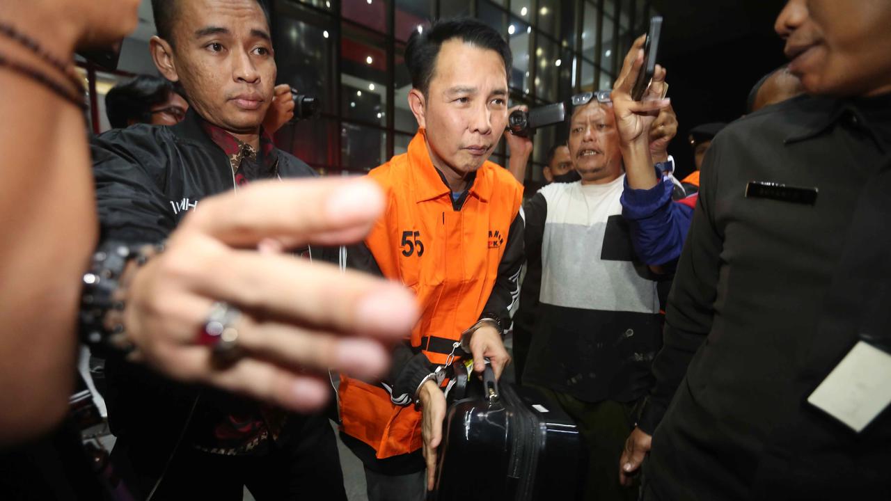 FOTO: KPK Tahan Bupati Rejang Lebong Usai Terjaring OTT