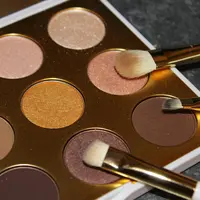 Makeup soft latte identik dengan penggunaan warna-warna netral yang tidak terlalu mencolok (Sumber: Pexels.com)