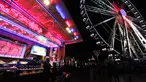 Sebuah bianglala meramaikan pasar malam Natal khas Eropa atau Christmas Market di pusat kota Brussels, Belgia, Senin (14/12/2015). Acara bertema "Keajaiban Musim Dingin" ini berlangsung dari 27 November 2015 - 3 Januari 2016. (Arie Asona)