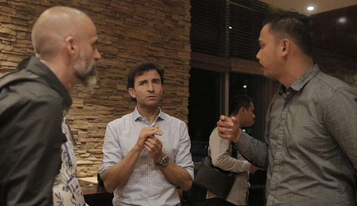 Mantan pelatih Timnas Indonesia, Luis Milla, usai bertemu dengan PSSI di New World Manila Bay Hotel, Jumat malam (29/11). Pelatih asal Spanyol itu memberikan presentasi tentang rencananya untuk Timnas Indonesia. (Bola.com/Zulfirdaus Harahap)