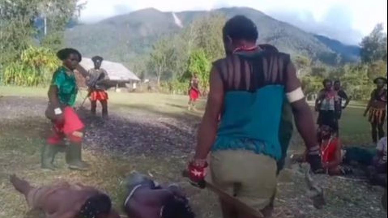 Warga Dikumpulkan dan Dianiaya