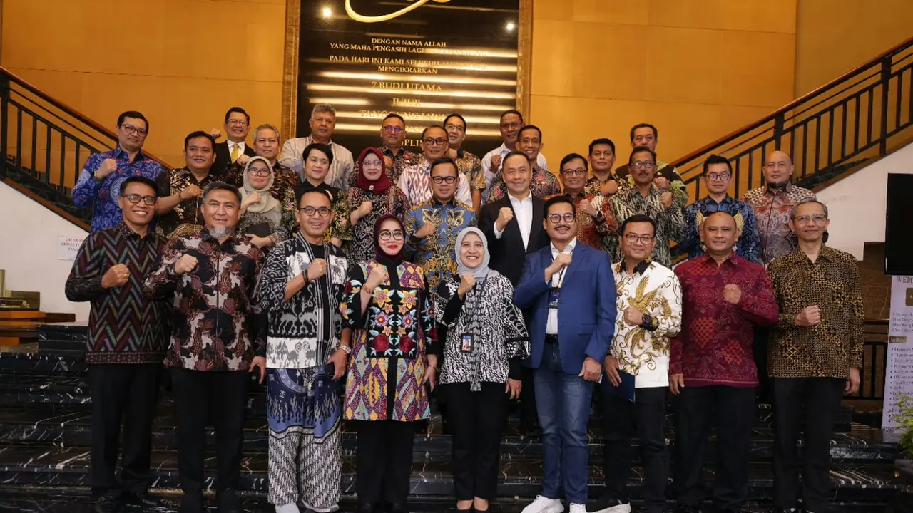 Founder and President of ESQ Corp Ary Ginanjar Agustian bersama Wamendagri  Bima Arya Sugiarto dan peserta Leaders Breakfast Club (LBC), berfoto bersama usai acara di Granada Ballroom, Menara 165