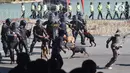 Anjing polisi dikerahan saat simulasi pengamanan Pilpres 2019 di Lapangan Akpol Semarang, Jawa Tengah, Selasa (18/9). Simulasi diikuti 2.000 personel gabungan antara Polri, TNI, dan Linmas. (Liputan6.com/Gholib)
