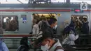 Sejumlah penumpang berpindah tujuan kereta saat penerapan switch over (SO) ke-5 di Stasiun Manggarai, Jakarta, Senin (30/5/2022). Penerapan switch over (SO) atau peralihan sistem persinyalan ke-5 itu membuat terjadinya penumpukan penumpang di peron kereta karena terdapat perubahan rute perjalanan KRL. (Liputan6.com/Herman Zakharia)