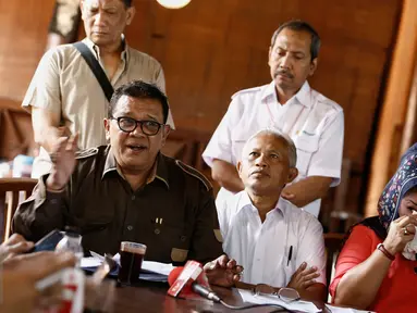 Kuasa hukum para eks karyawan Merpati Gelora Tarigan (baju cokelat) memberi penjelasan terkait kasus pailit Merpati, Jakarta,(3/2). Mantan pegawai Merpati menuntut hak-hak Normatif (H2N) seperti gaji, pesangon dan lain-lain. (Liputan6.com/Faizal Fanani)