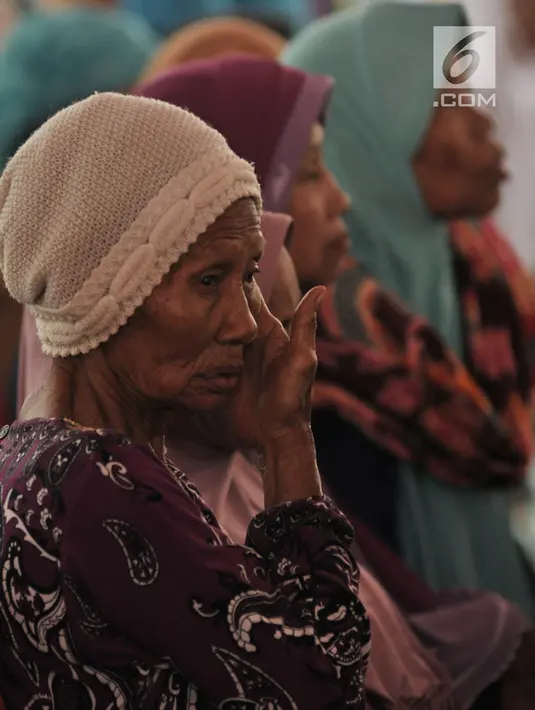 Warga saat menghadiri pendistribusian Kartu Lansia Jakarta (KLJ) di Jakarta Islamic Center, Koja, Rabu (24/4). Penerima KLJ mendapatkan Rp 600.000 per bulan sebagai bentuk pemberian bantuan sosial untuk pemenuhan kebutuhan dasar bagi lanjut usia. (merdeka.com/Iqbal S. Nugroho)