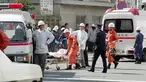 Petugas medis membawa korban ke ambulans setelah serangan gas sarin oleh sekte kiamat Aum Shinrikyo di stasiun kereta bawah tanah Tsukiji, Tokyo, Jepang, 20 Maret 1995. Serangan tersebut menewaskan 13 orang dan melukai ribuan lainnya. (JIJI PRESS/AFP)