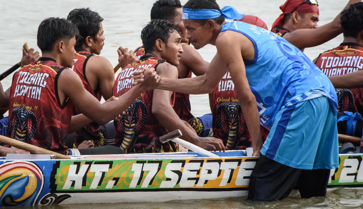 Rangkaian kegiatan ini menggambarkan betapa Pacu Jalur bukan sekadar olahraga, melainkan juga simbol persatuan, kebersamaan, dan penghormatan terhadap tradisi. (Wahyudi/AFP)
