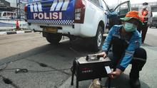 Petugas melakukan uji emisi pada kendaraan dinas operasional di Subdit Gakkum Ditlantas Polda Metro Jaya, Jakarta, Jumat (1/9/2023). (Liputan6.com/Herman Zakharia)