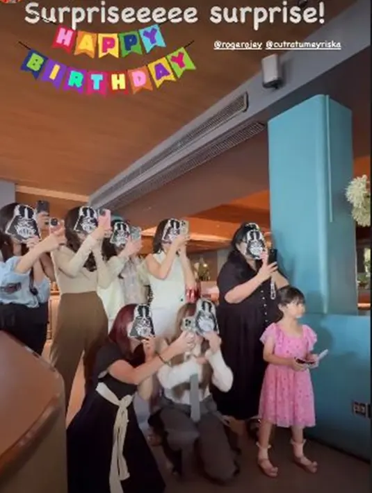 Menariknya, para sahabat Cut Meyriska ini sudah siap dengan memakai topeng "Darth Vader" ketika Roger masuk restoran. Kehebohan pun terjadi saat Roger mulai melihat aksi mereka. Meski berlangsung sederhana, kejutan ultah tersebut penuh keseruan dan kehangatan dari para sahabat. (Liputan6.com/IG/@cherly7uno)