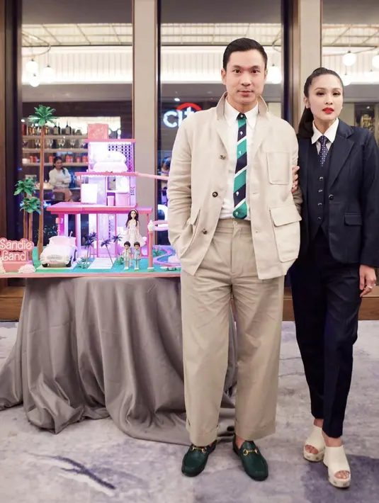 Bergaya edgy dengan tampilan formal dan manly, Sandra Dewi dan Harvey Moes tampil begitu kompak dan chic.  [Foto: Instagram/ Sandra Dewi]
