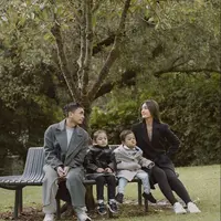 Raditya Dika ajak Anissa Aziza dan kedua anaknya berlibur di Australia (Sumber: Instagram/anissaaziza)